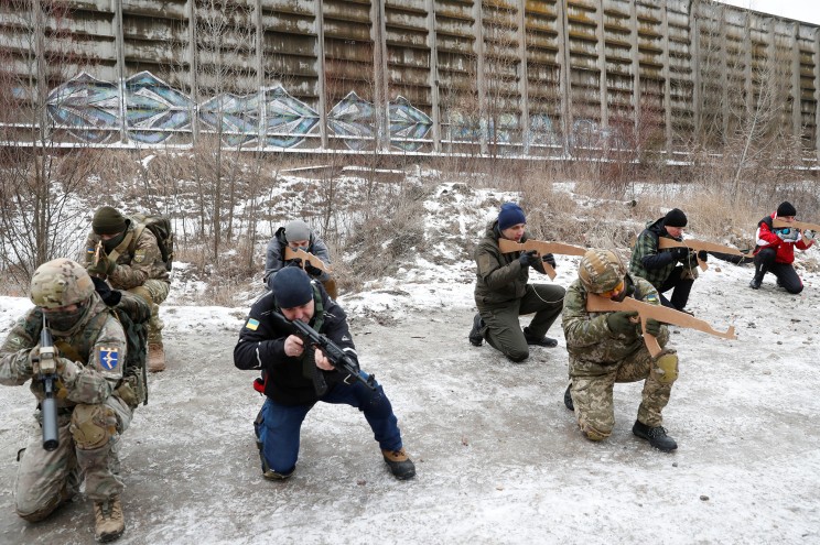 Civilis Ucranias entrenando defender su pais contra rusia y no con rusia