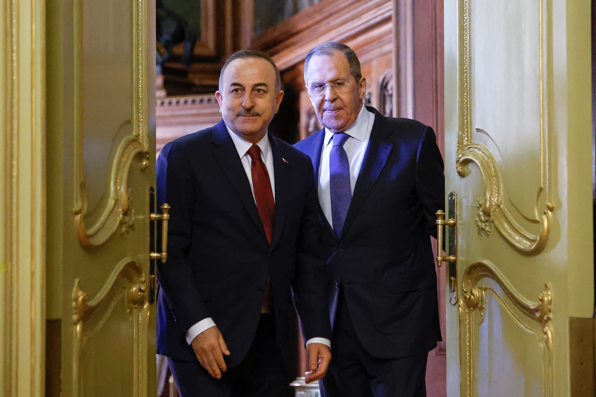 Ministro de Relaciones Exteriores de Turquia Mevlut Cavusogl con el Ministro de Relaciones Exteriores de Rusia Sergei Lavrov