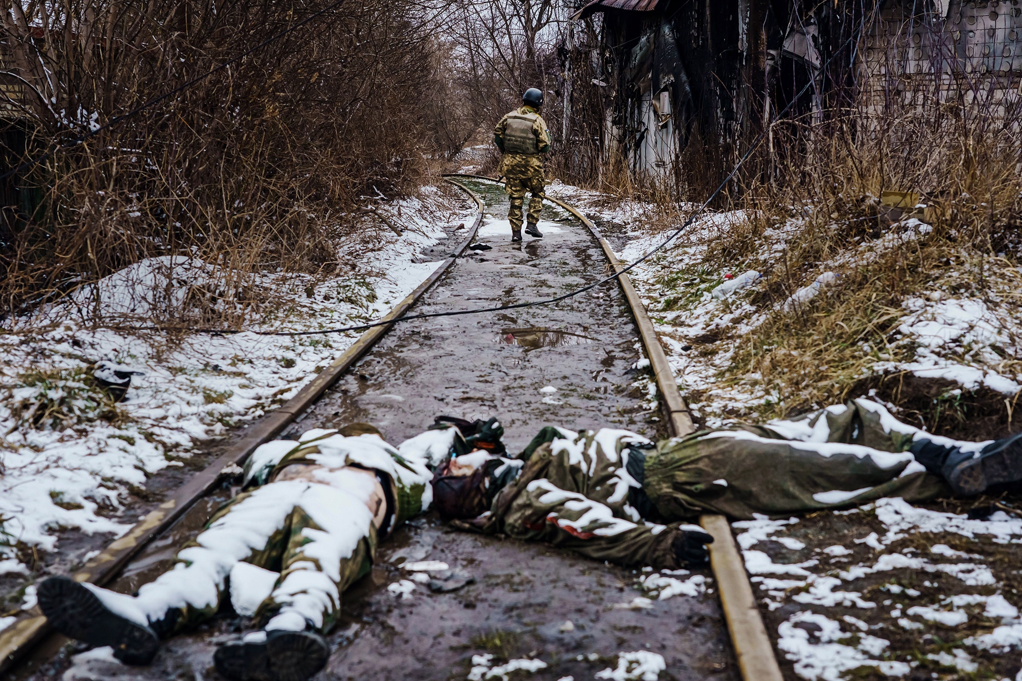 Soldados Rusos muerto con Soldado Ucranio caminando