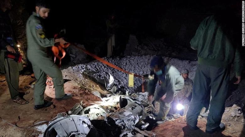 Trabajadores de Seguridad Pakistani trabjando cerca del misil que disparo India