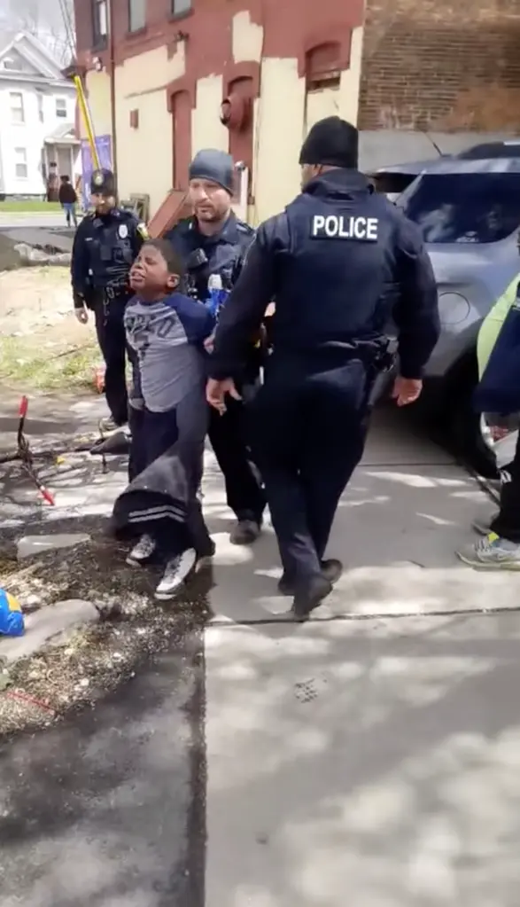 Policia de NY detiene a nino de 8 anos