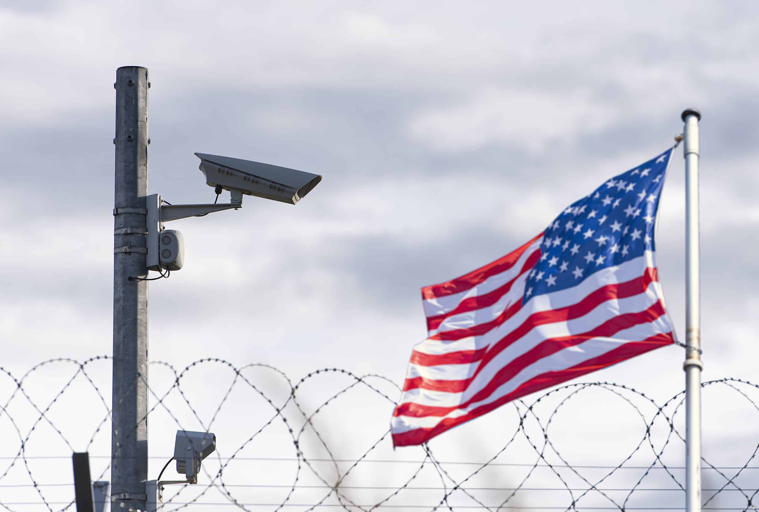 Bandera Americana y Cameras de Seguridad