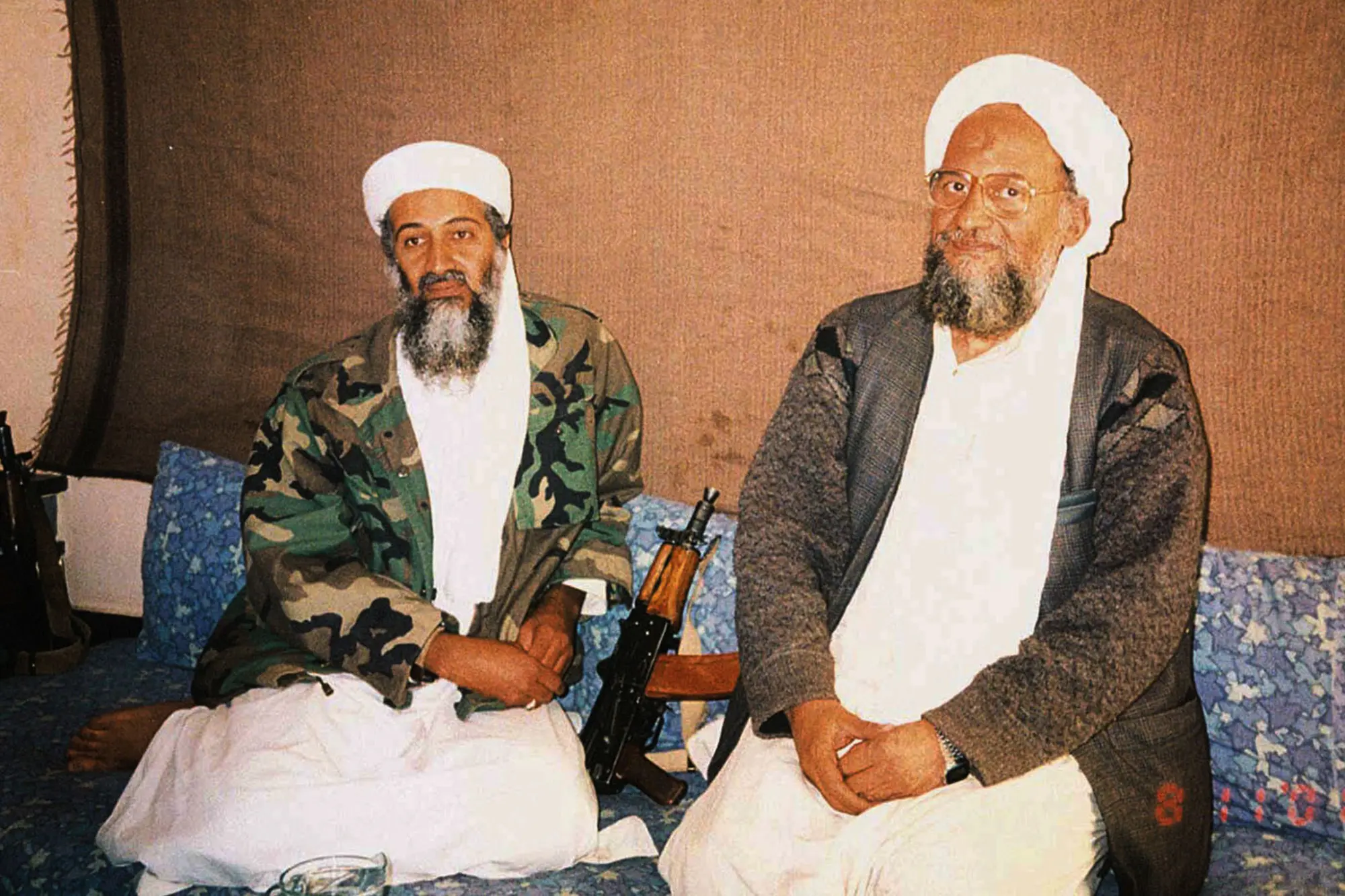 Osama bin Laden I con Ayman al Zawahri en el 2001