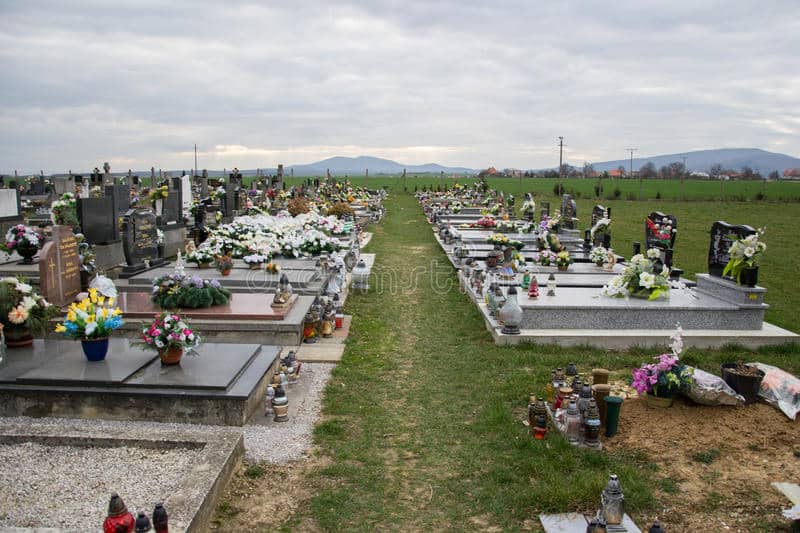 tvrdomestice eslovaquia sepulcros piedras sepulcrales y crucifijos en cementerio tradicional velas votivas de linterna y flores 78465751