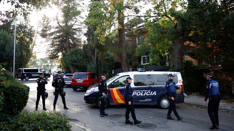Policia en Madrid afuera de la embajada de ucrania