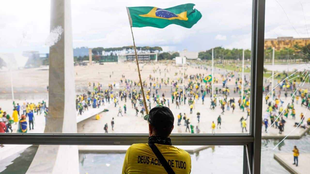 Hombre con la bandera de Brasil apoyando manifestantes