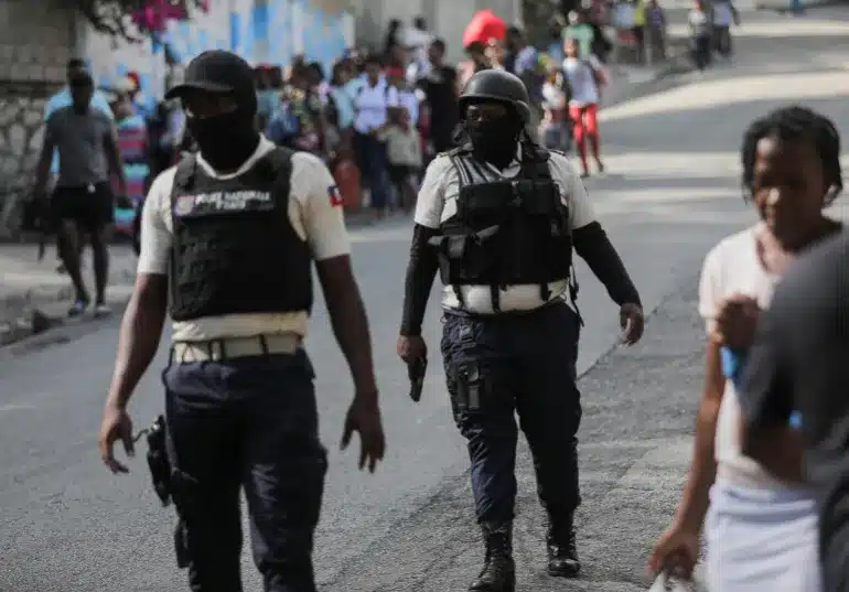 Policia Haitiana Caminando la calle