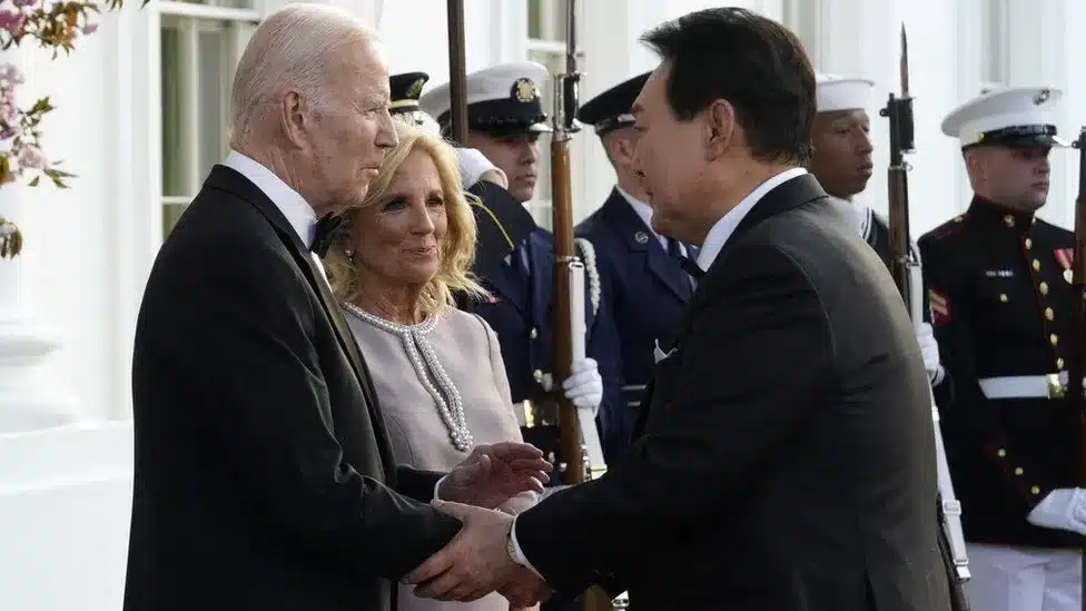Presidente de corea de sur Yook Suk Yeol en Washington con Presidente de la EEUU Joe Biden