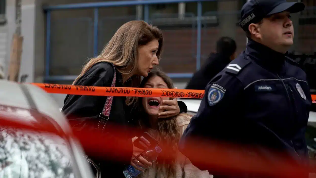 Madre abraza hija despues de tiroteo en escuela