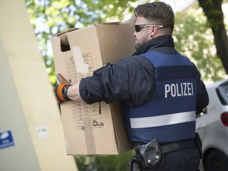 Policia llevando evidencia en Maniz Alemania