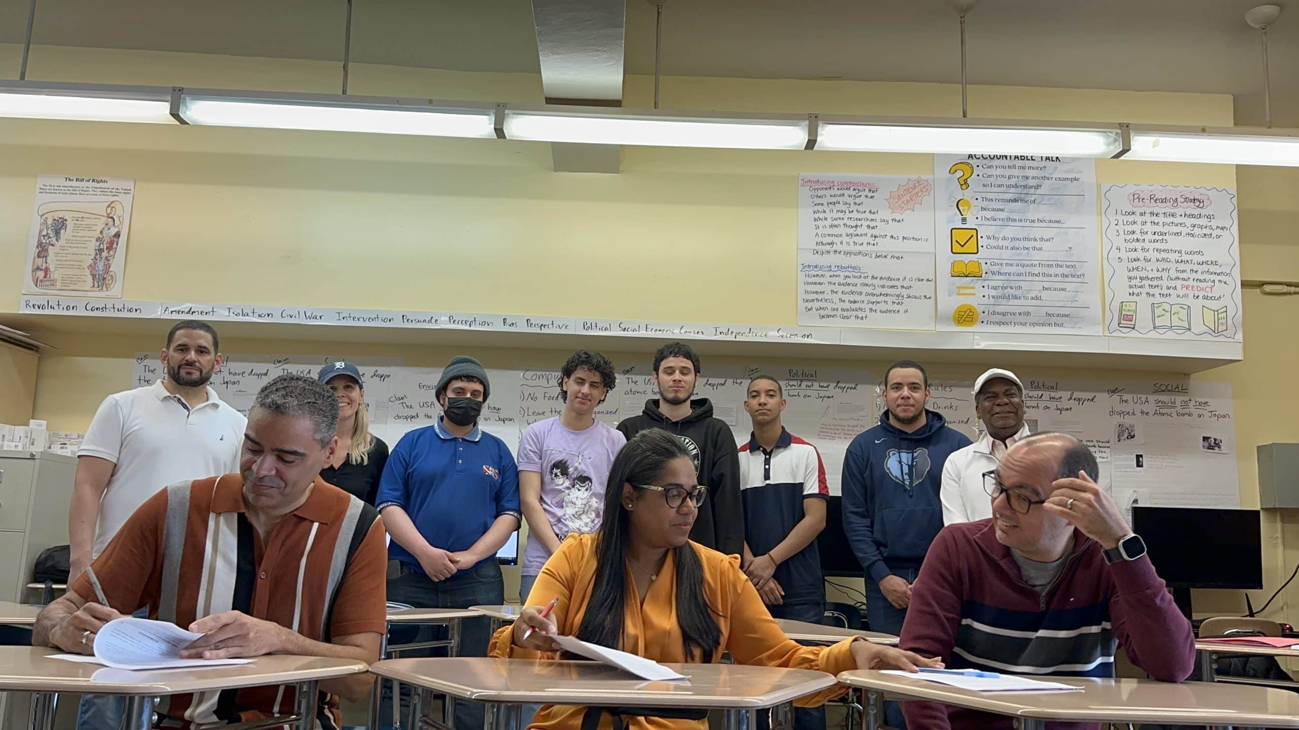 Acuerdo para capacitar en IA estudiantes del Bronx